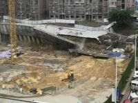 基坑作业遇见汛期，，路线沉陷，，幸好无人伤亡