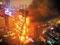 昭通越秀区起义路25层高的烂尾楼建业大厦产生大火